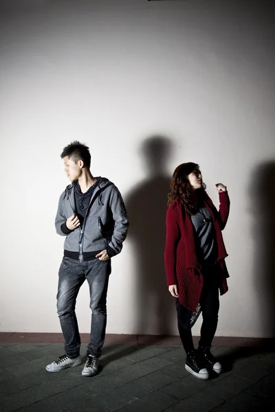 Азіатських стильний мужчина та жінка на вулиці — стокове фото