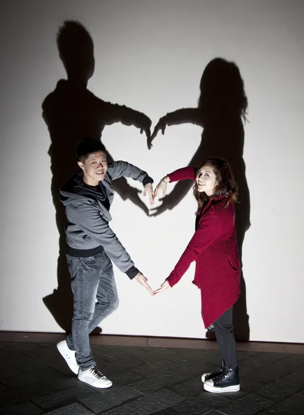 Asiático casal na rua fazendo um coração — Fotografia de Stock