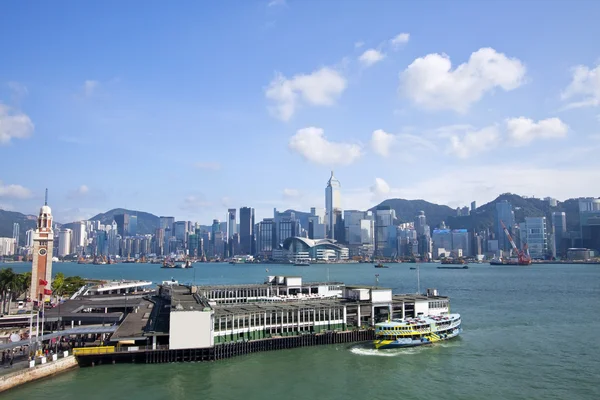 Hong kong skyline längs victoria harbour — Stockfoto