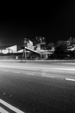 Hong kong içinde siyah ve beyaz ses tonuyla trafik