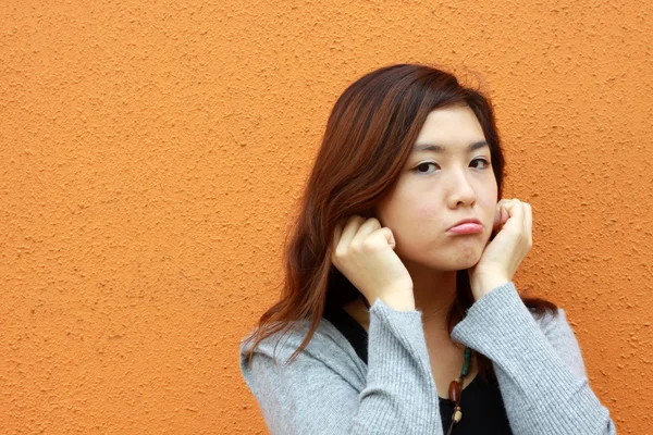 Asiatisk kvinna gör något fel — Stockfoto