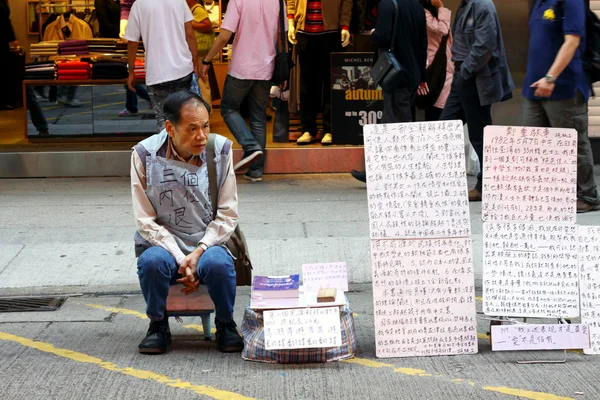 Een oude man verkoopt boeken in hong kong — Stockfoto
