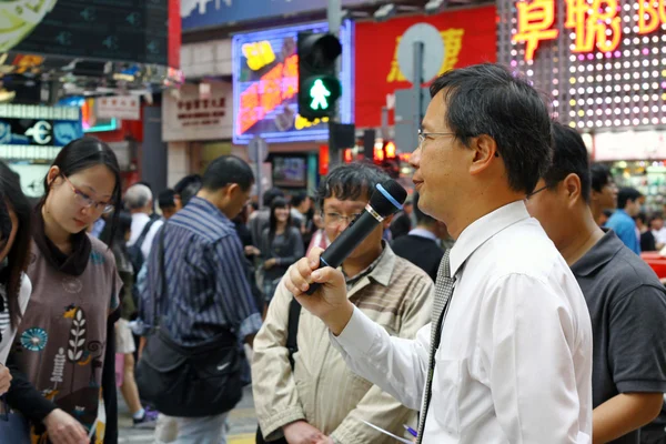 Leung ka lau bittet um spenden in hong kong — Stockfoto