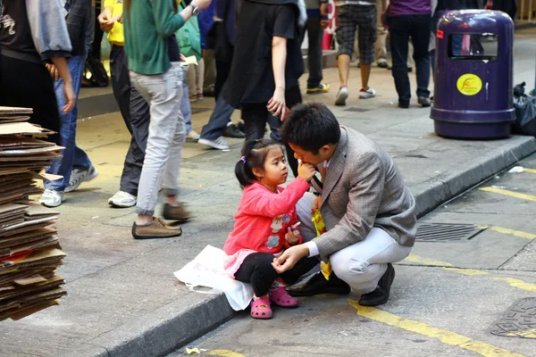 Отец и дочь по улице в Гонконге — стоковое фото