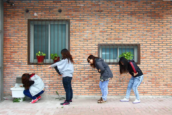 Asiatisk kvinna queuing för toalett — Stockfoto