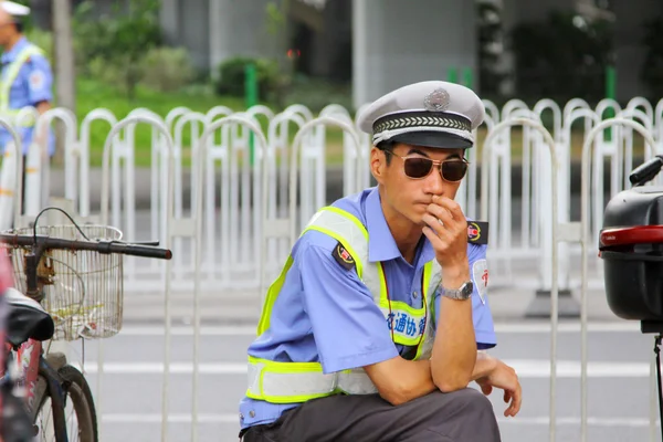 Guangzhou Polizist auf der Straße, China — Stockfoto