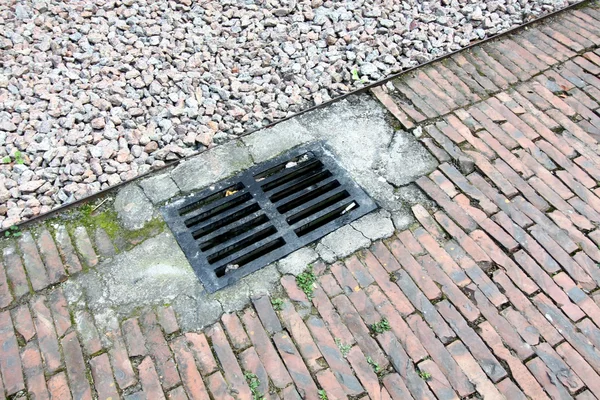Sistema di drenaggio il tombino sul pavimento — Foto Stock