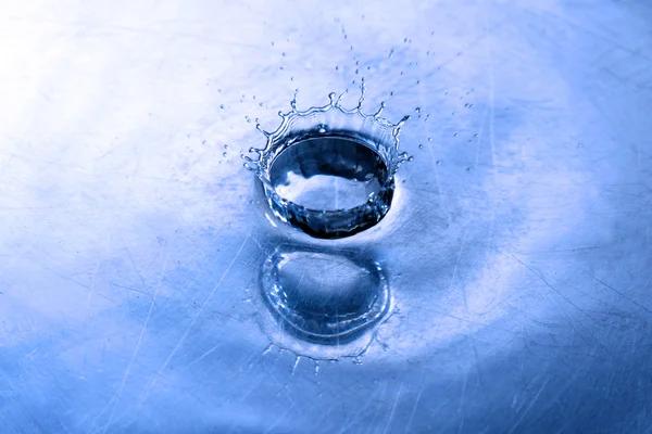 Water droplet aan splash van water — Stockfoto
