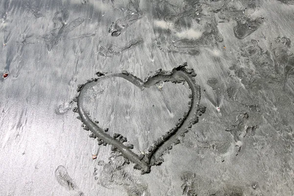 Coração na lama — Fotografia de Stock