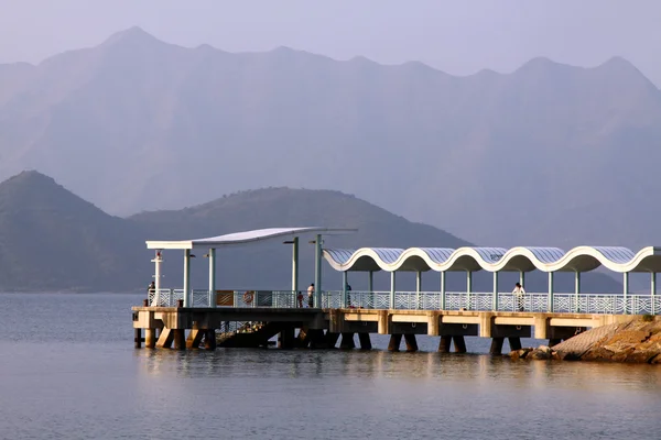 Dock op pier onder blauwe hemel in hong kong — Stockfoto