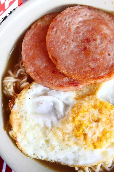 Hong kong ontbijt - melk, eieren en vlees instant noedels — Stockfoto