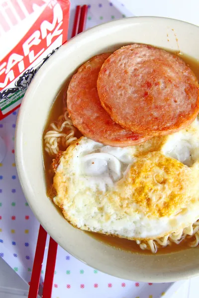 Hong kong Frühstück - Milch, Ei und Fleisch Instant-Nudeln — Stockfoto