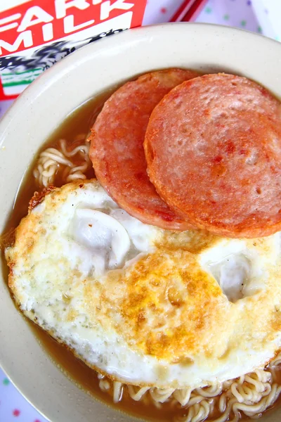 Hong kong Frühstück - Milch, Ei und Fleisch Instant-Nudeln — Stockfoto