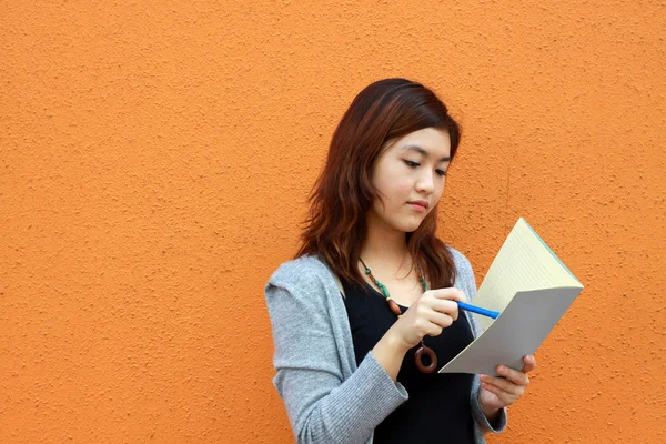 Asijské ženy, čtení a studium — Stock fotografie
