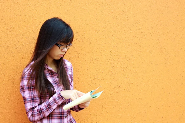 Mujer asiática leer y estudiar — Stok fotoğraf