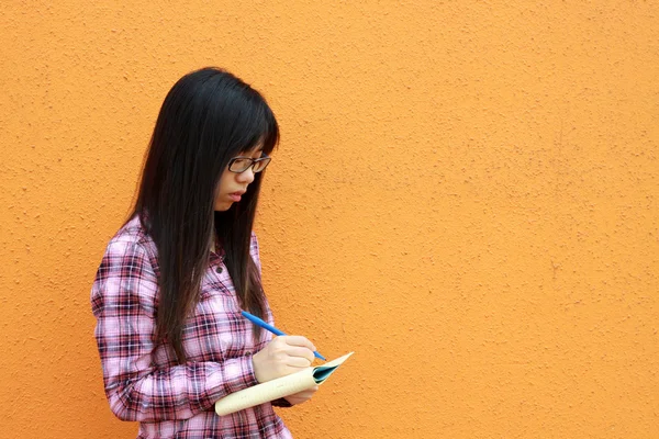 Азиатка читает и учится — стоковое фото