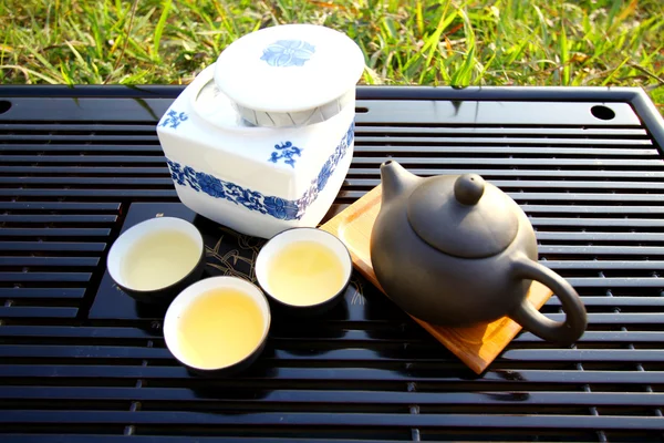阳光下的中国茶具组 — 图库照片