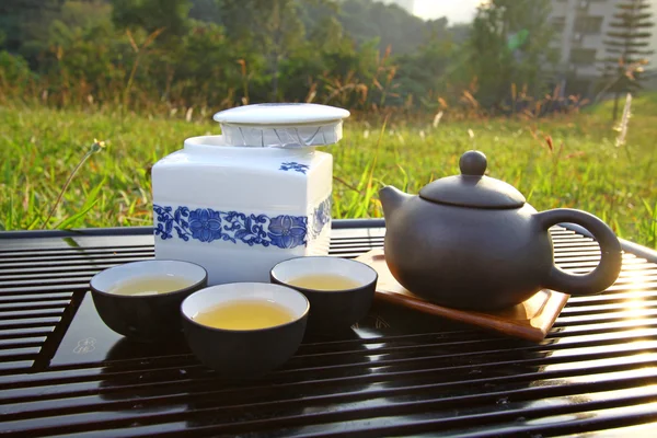 Китайский чайный сервиз под солнцем — стоковое фото
