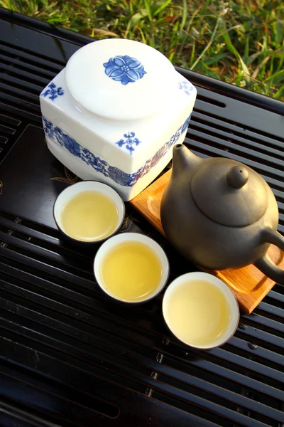 日光の下で中国茶セット — ストック写真