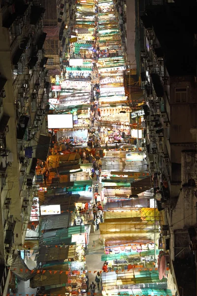 寺院の夜に香港の通り — ストック写真
