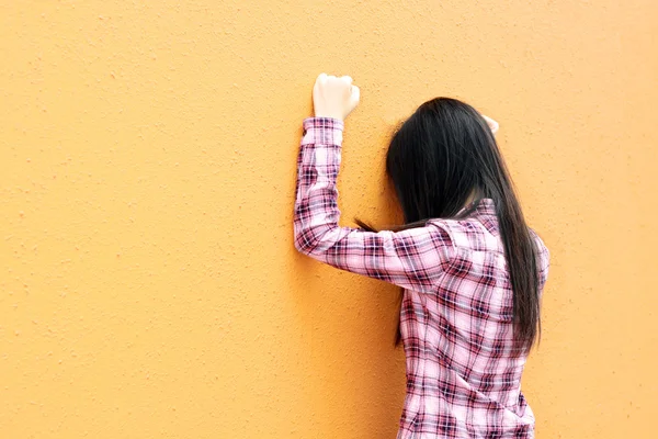Mujer asiática muy triste y frente a la pared — Foto de Stock