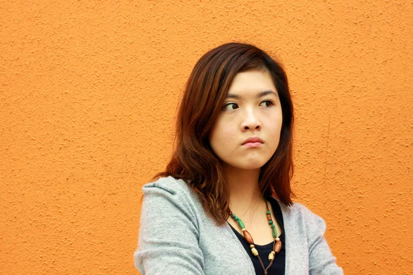 Mujer asiática con la cara enojada — Foto de Stock