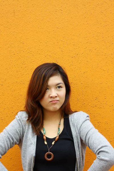 Asyalı kadın ile kızgın surat — Stok fotoğraf