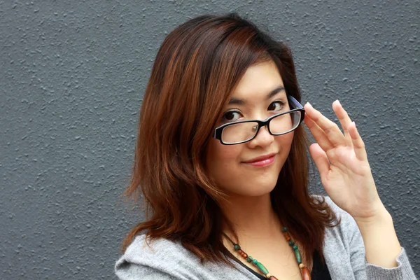 Mujer de negocios asiática con gafas — Foto de Stock