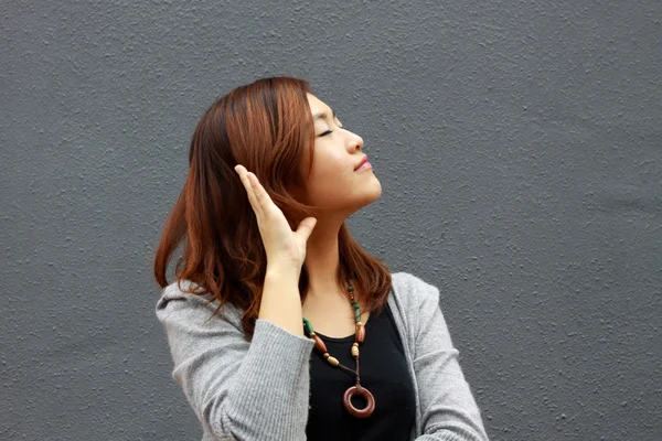 Mujer asiática escuchando voz —  Fotos de Stock