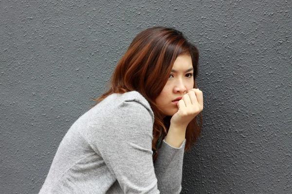 Mujer asiática con cara asustada — Foto de Stock