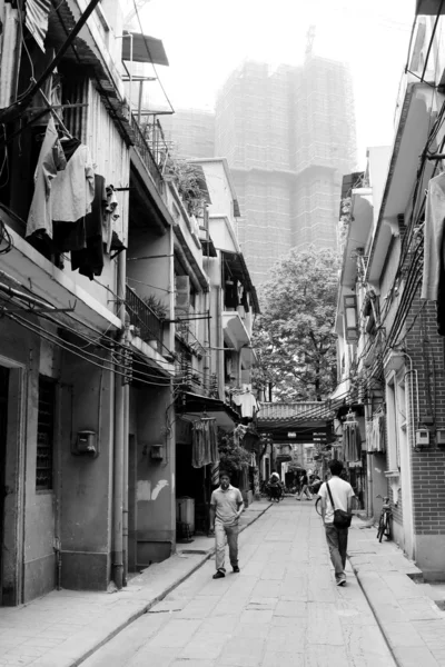 旧街与中国现代建筑 — 图库照片