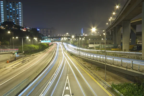Tráfico por el centro de Hong Kong por la noche — Foto de Stock