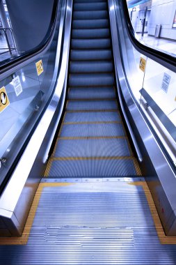 bir metro istasyonu hareketli yürüyen merdiven