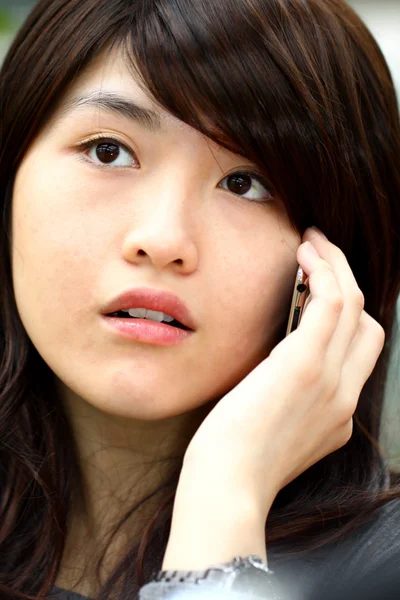 Ázsiai nő beszélő telefon — Stock Fotó
