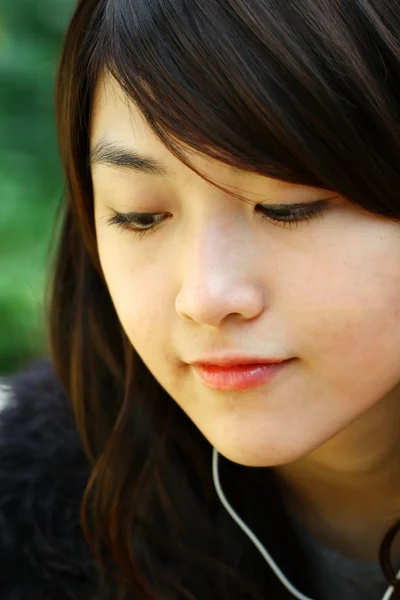 Asian woman listening music — Stock Photo, Image