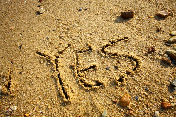 Tak słowa na piasku — Zdjęcie stockowe