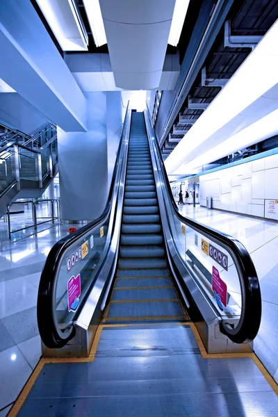 Scala mobile in movimento in una stazione della metropolitana — Foto Stock