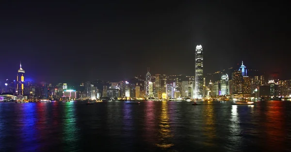 Hong Kong нічний погляд вздовж гавань Вікторія — стокове фото