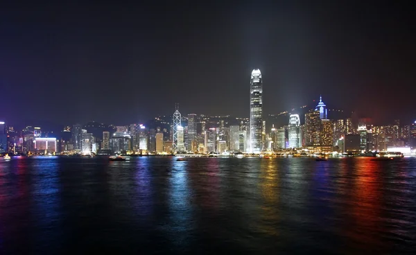 Άποψη του Χονγκ Κονγκ νύχτα κατά μήκος λιμάνι της Βικτόρια — Φωτογραφία Αρχείου