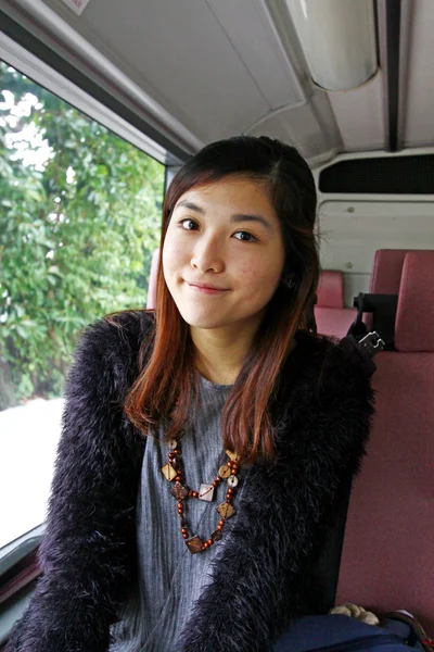 Ασιατική γυναίκα στο λεωφορείο και χαμογελαστός — Φωτογραφία Αρχείου