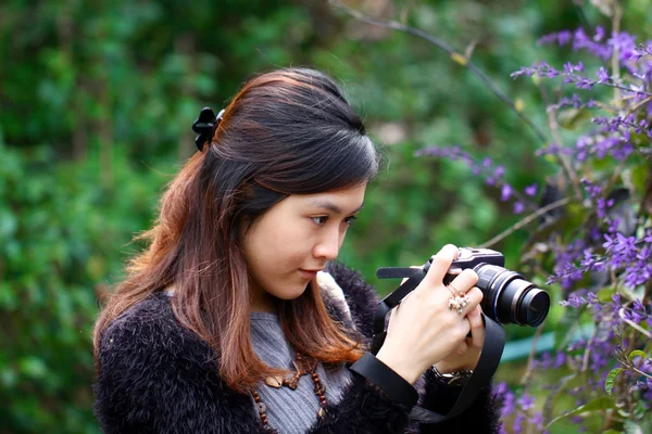 Vrouwelijke fotograaf buiten — Stockfoto