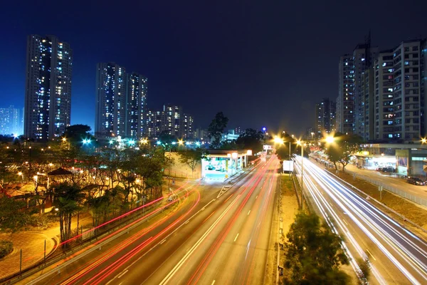 Moderne Stadt und Verkehr in der Nacht — Stockfoto