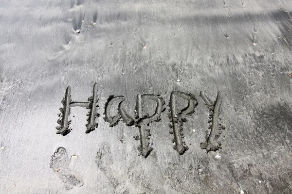 Glückliche Worte auf Sand — Stockfoto