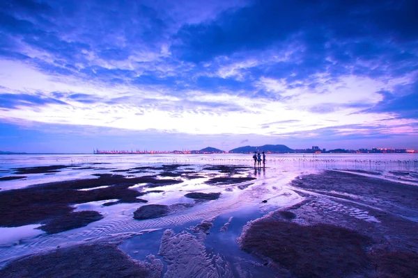 Alacakaranlıkta kıyısında günbatımı — Stok fotoğraf