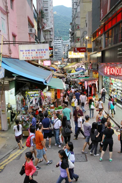 Een oude straat met bewegende in hong kong — Stockfoto