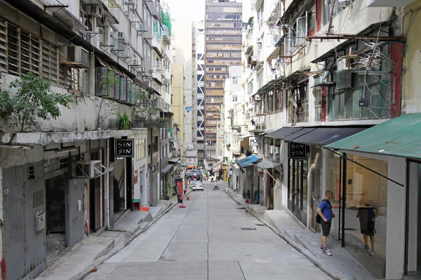 Rua velha e edifícios modernos em Hong Kong — Fotografia de Stock