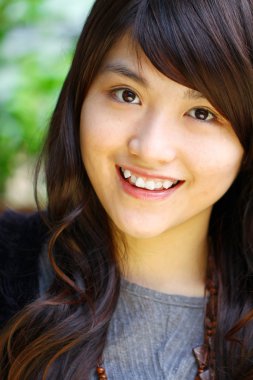 güzel ve genç bir Asyalı kadın