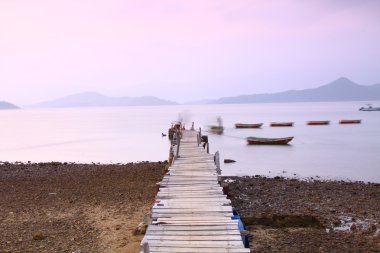 gün batımında ahşap iskele