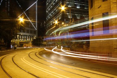 gece trafik ile modern şehir