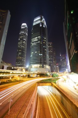gece hong Kong şehir trafiğine